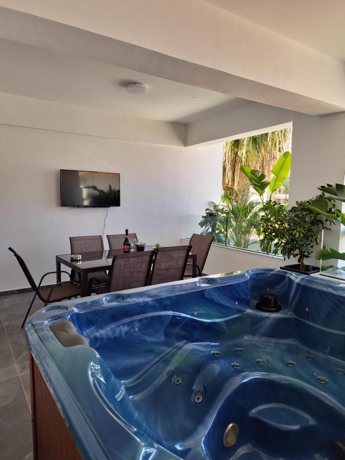 Carisa Deluxe Apartment With Jacuzzi Larnaca Exterior photo