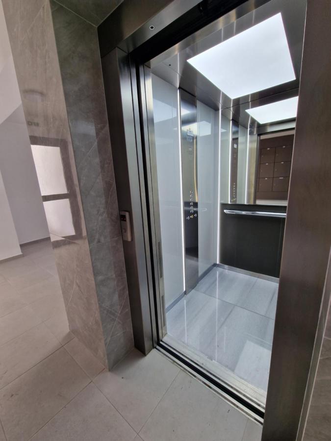 Carisa Deluxe Apartment With Jacuzzi Larnaca Exterior photo