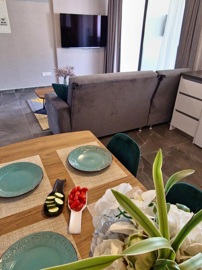 Carisa Deluxe Apartment With Jacuzzi Larnaca Exterior photo