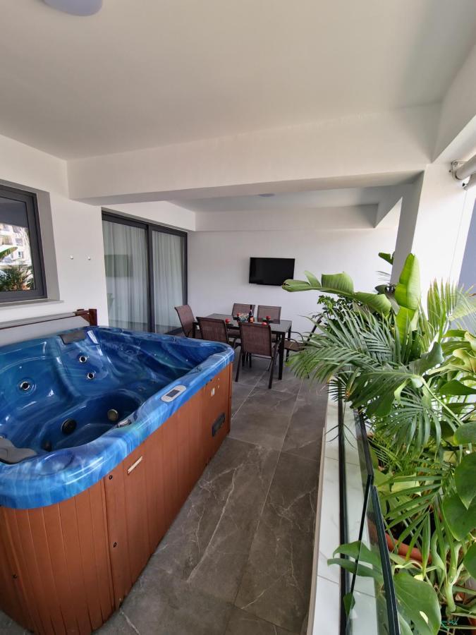 Carisa Deluxe Apartment With Jacuzzi Larnaca Exterior photo